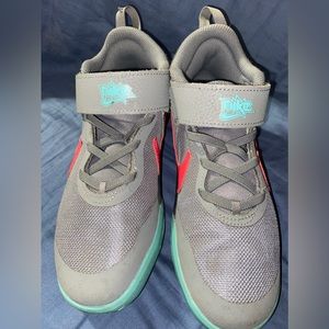 Nike Team Hustle D10 FlyEase. Good condition. Size 3